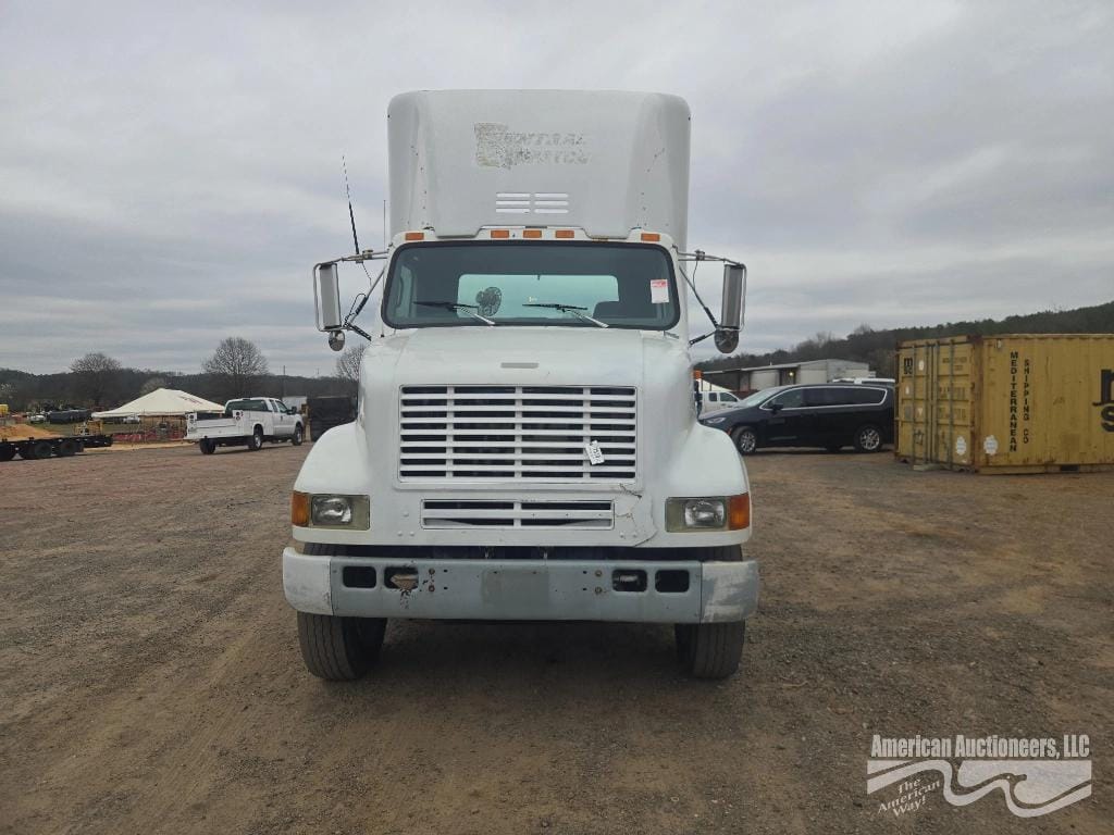 1996 International 8100 Equipment Image0