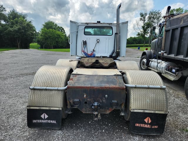 Image of International 8200 equipment image 4