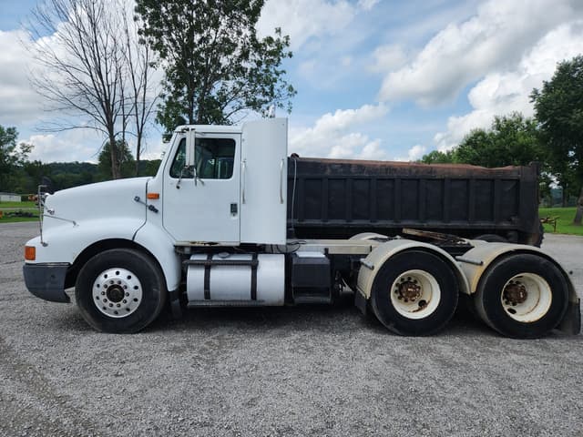 Image of International 8200 equipment image 1