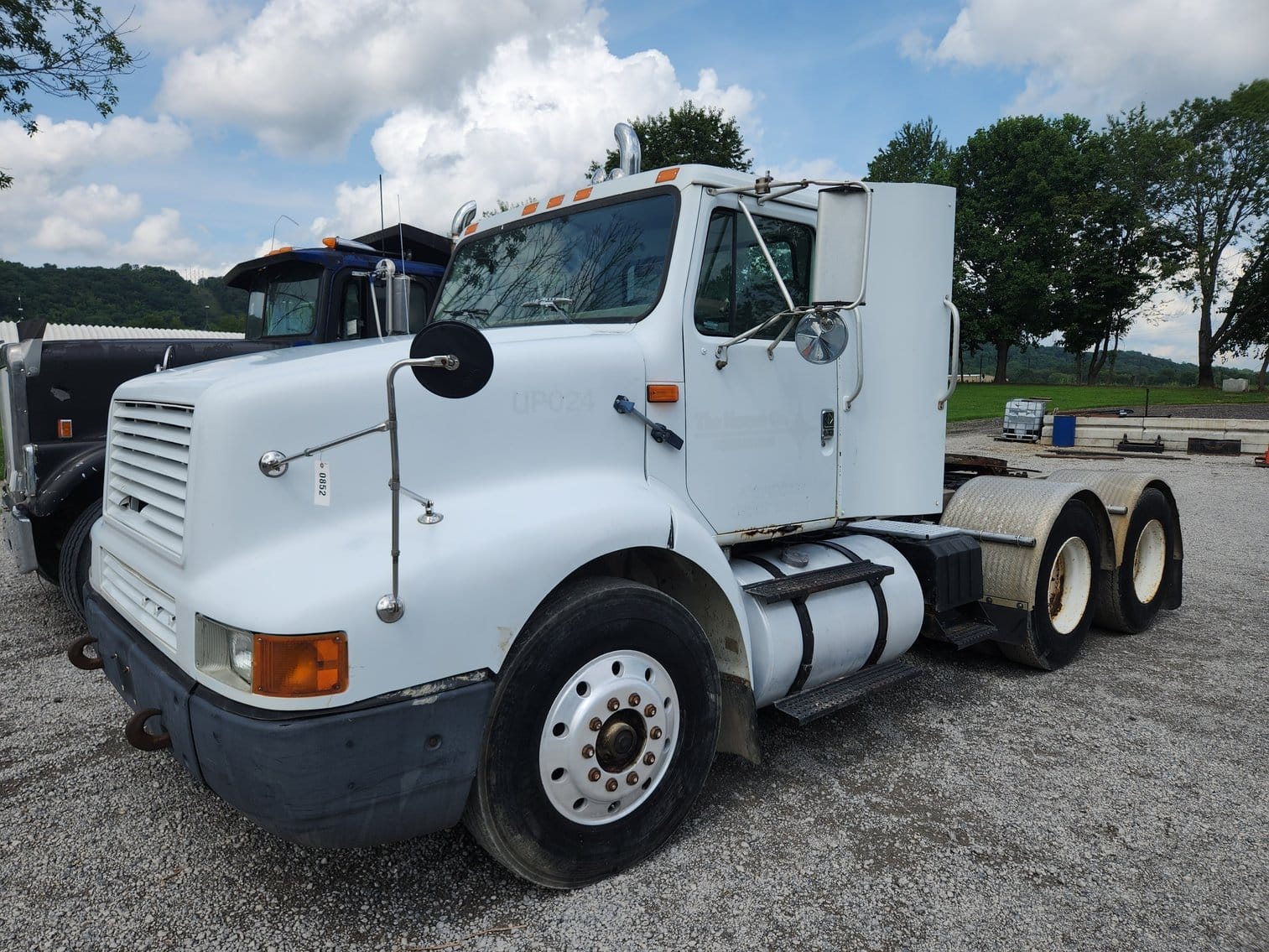 1996 International 8200 Equipment Image0