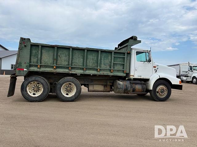 Image of International 8200 equipment image 4