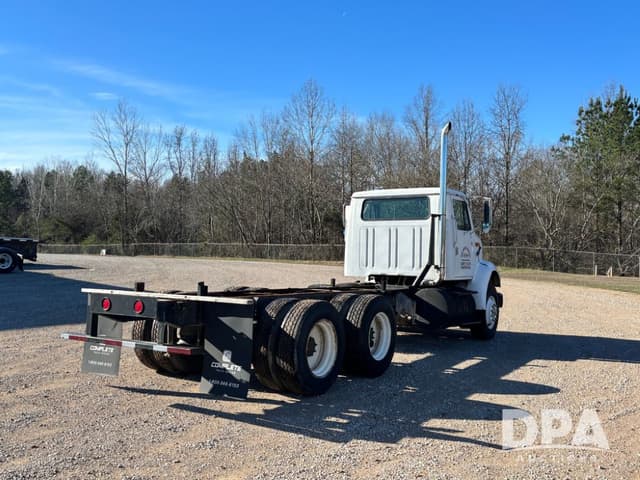 Image of International 8600 equipment image 4