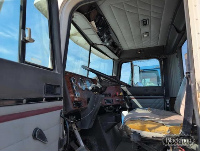 Image of International 9200 equipment image 1