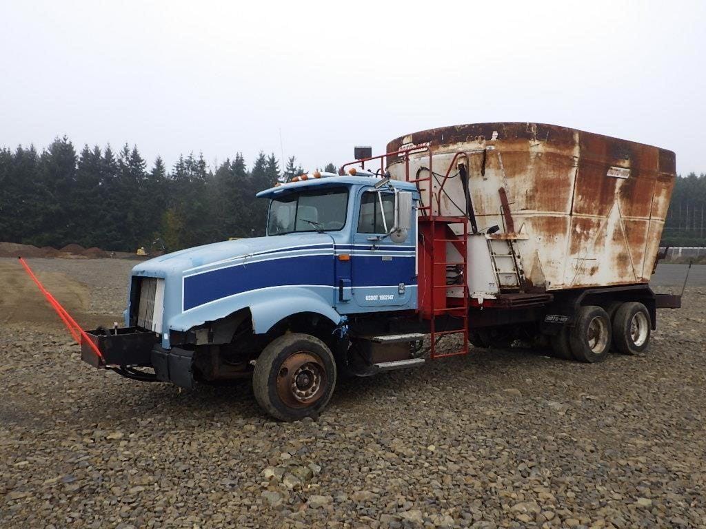 1996 International 9400 Equipment Image0