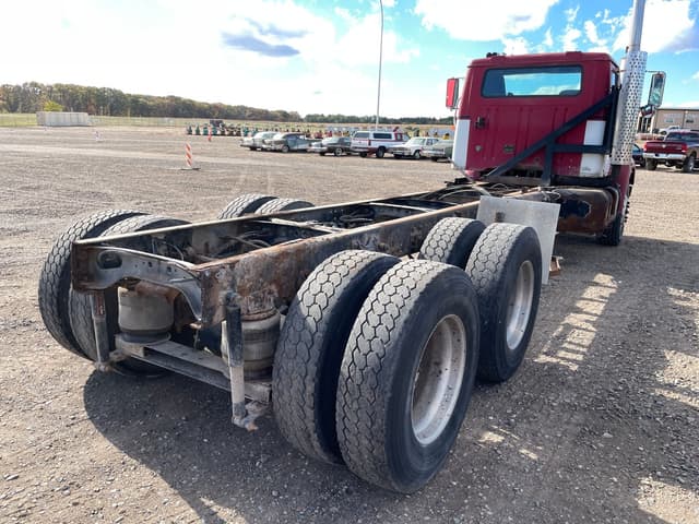 Image of International 8200 equipment image 4