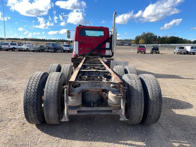 Image of International 8200 equipment image 3