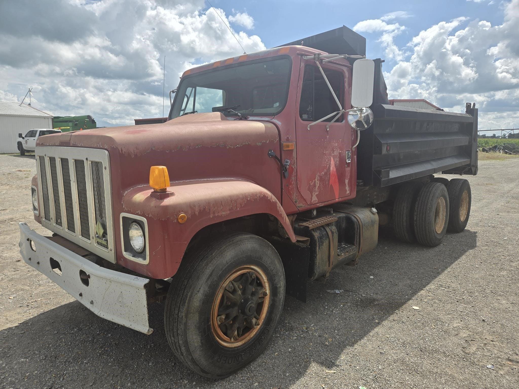 1996 International S2500 Equipment Image0