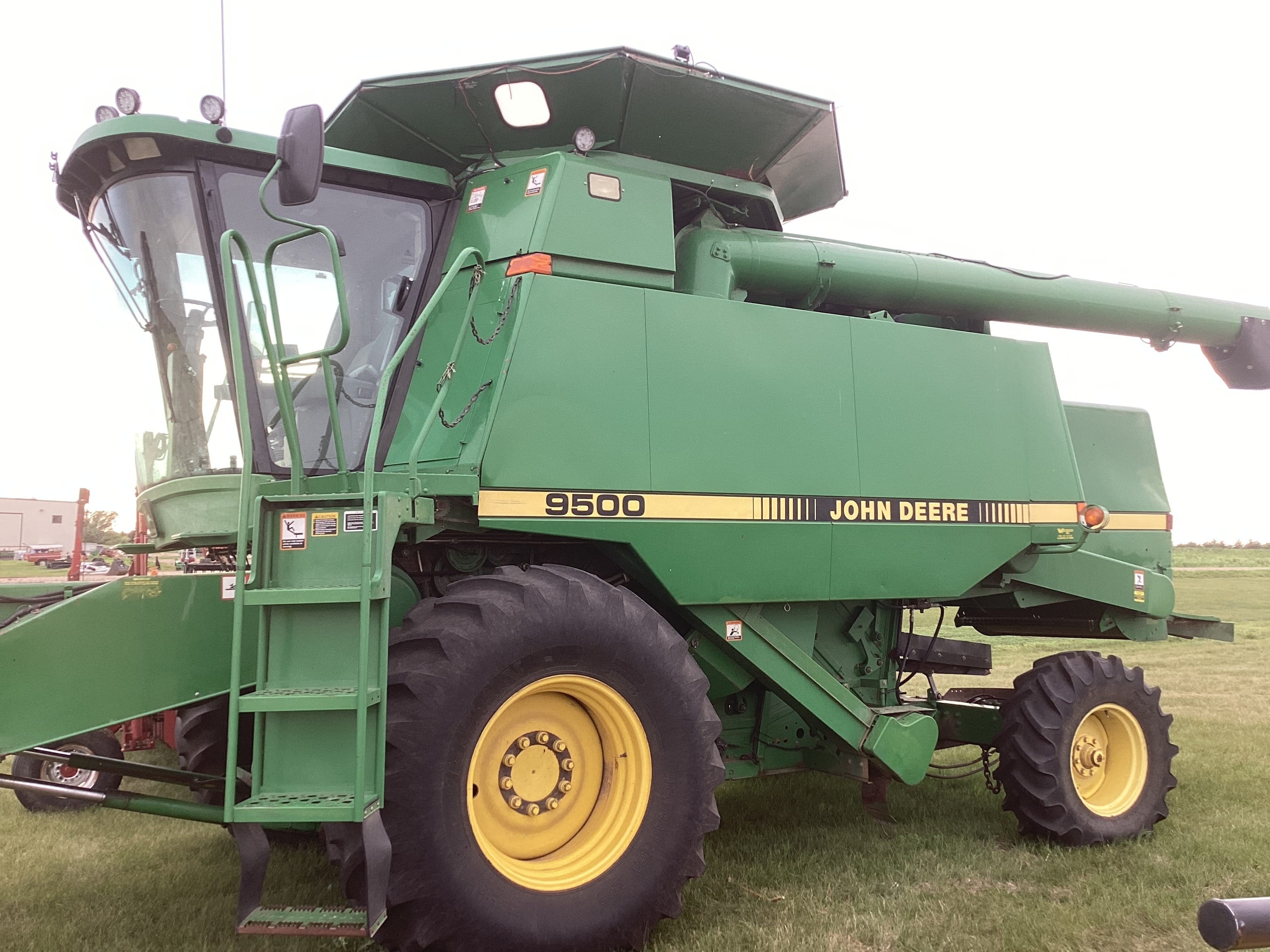 1996 John Deere 9500 Equipment Image0