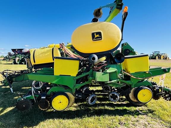 Image of John Deere 1760 equipment image 1