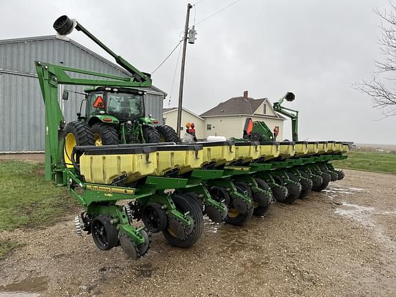 Image of John Deere 1760 Primary image