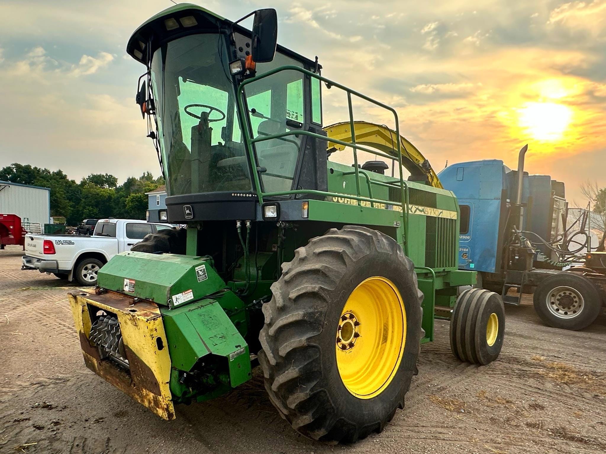 1996 John Deere 6710 Equipment Image0