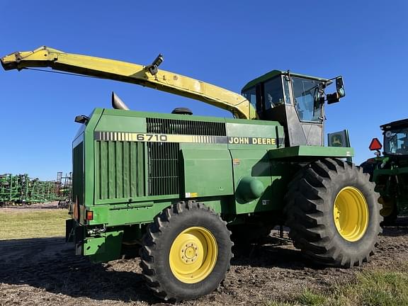 Image of John Deere 6710 equipment image 1