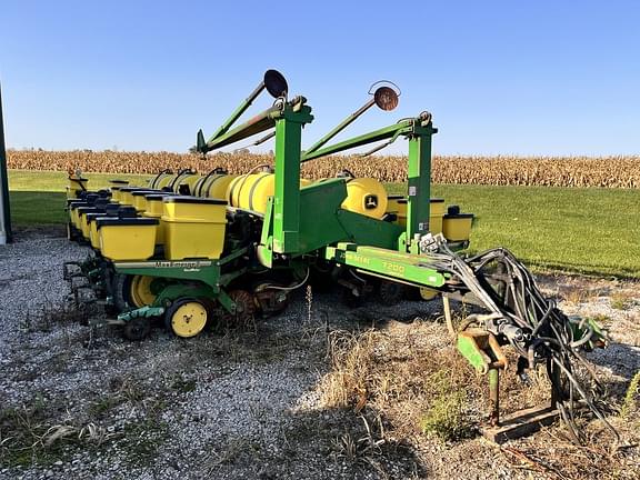 Image of John Deere 7200 equipment image 1