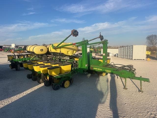 Image of John Deere 7200 equipment image 1