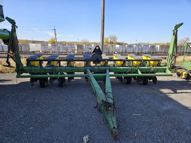 Image of John Deere 7200 equipment image 1