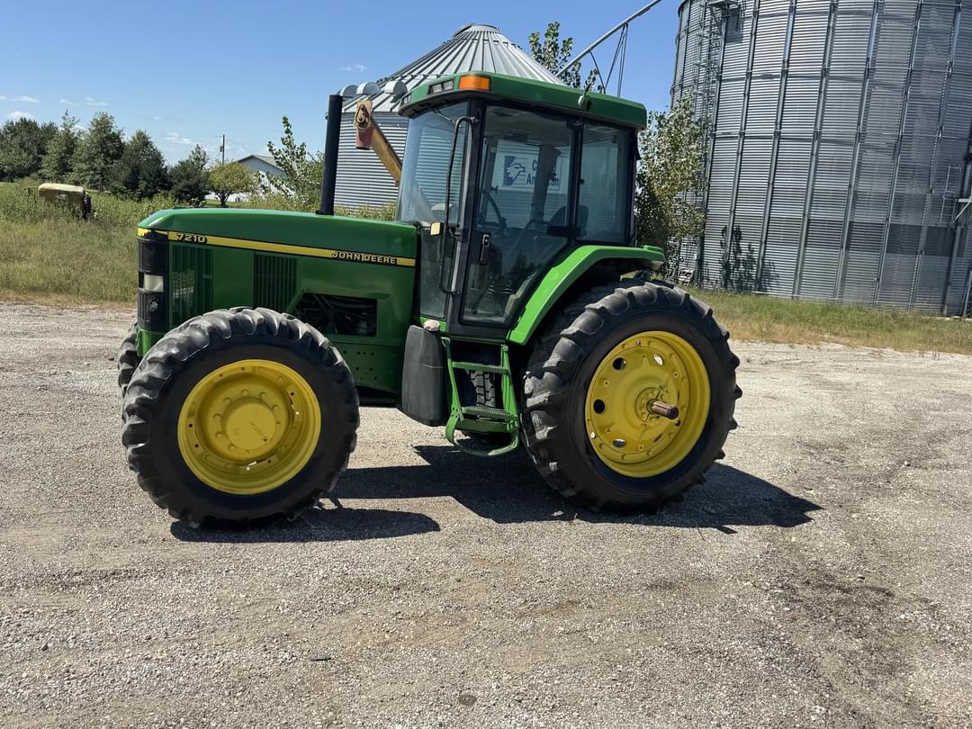 Image of John Deere 7210 Primary image