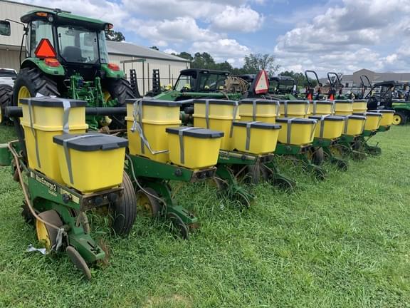 Image of John Deere 7300 equipment image 1