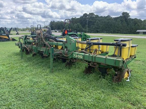 Image of John Deere 7300 equipment image 4