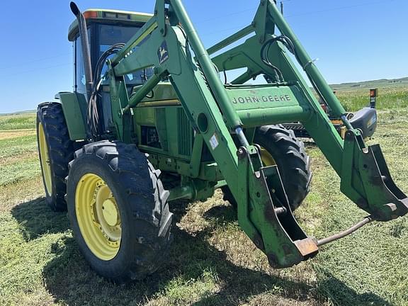 Image of John Deere 7400 equipment image 1