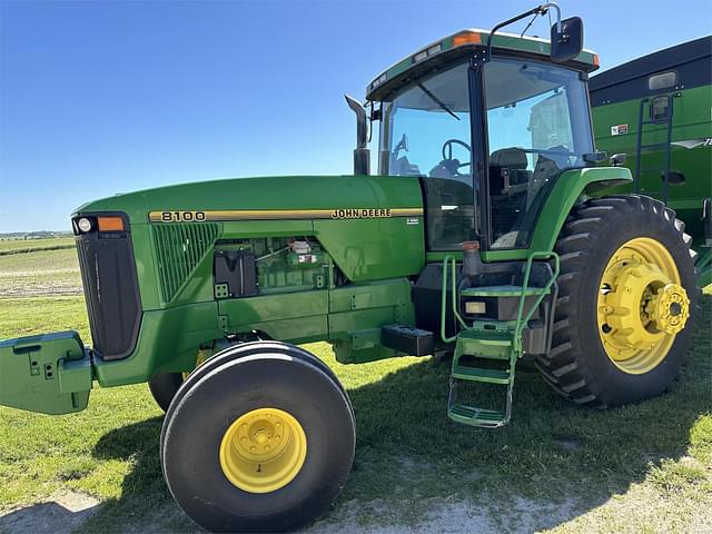 Image of John Deere 8100 equipment image 1