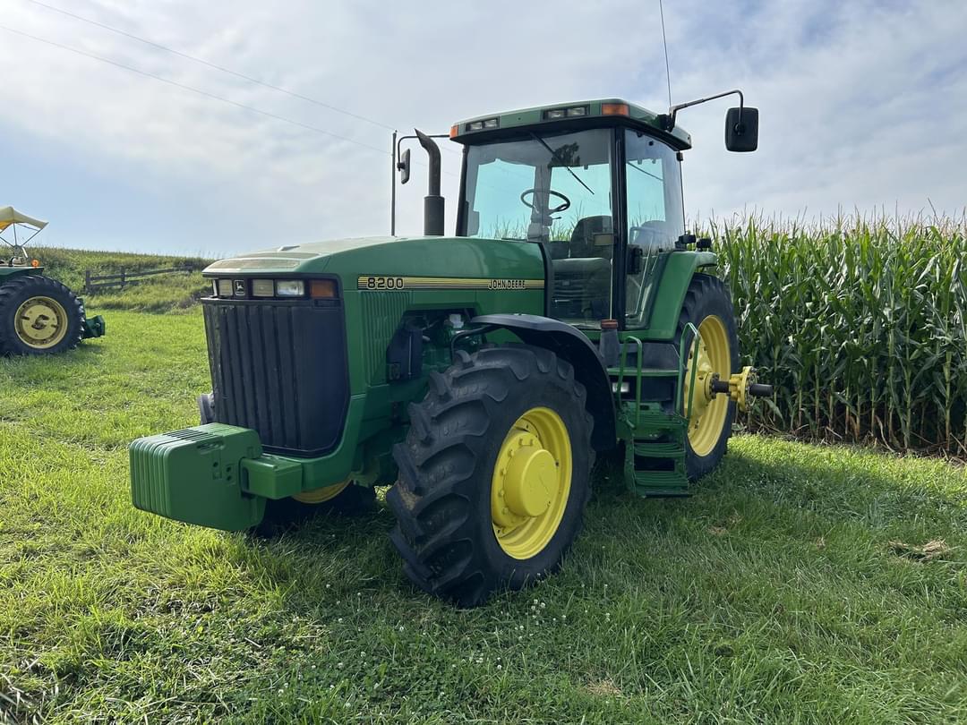 Image of John Deere 8200 Primary image