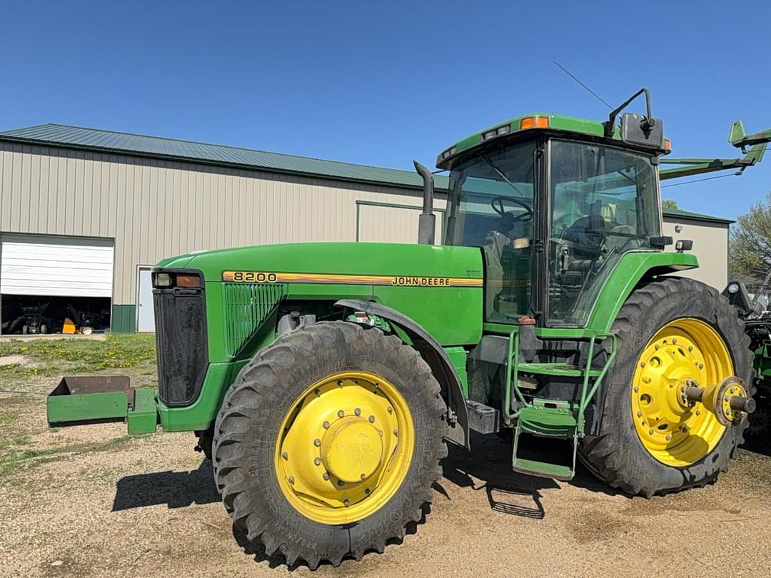 Image of John Deere 8200 Primary image