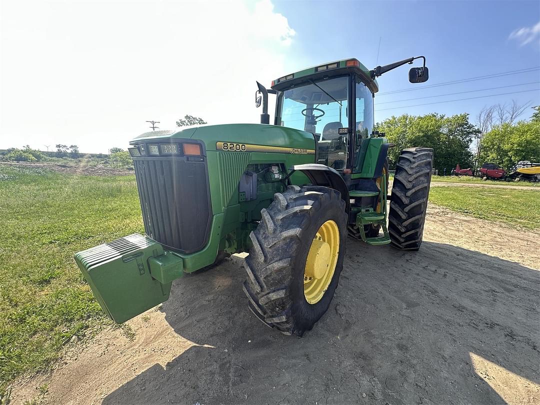 Image of John Deere 8200 Primary image