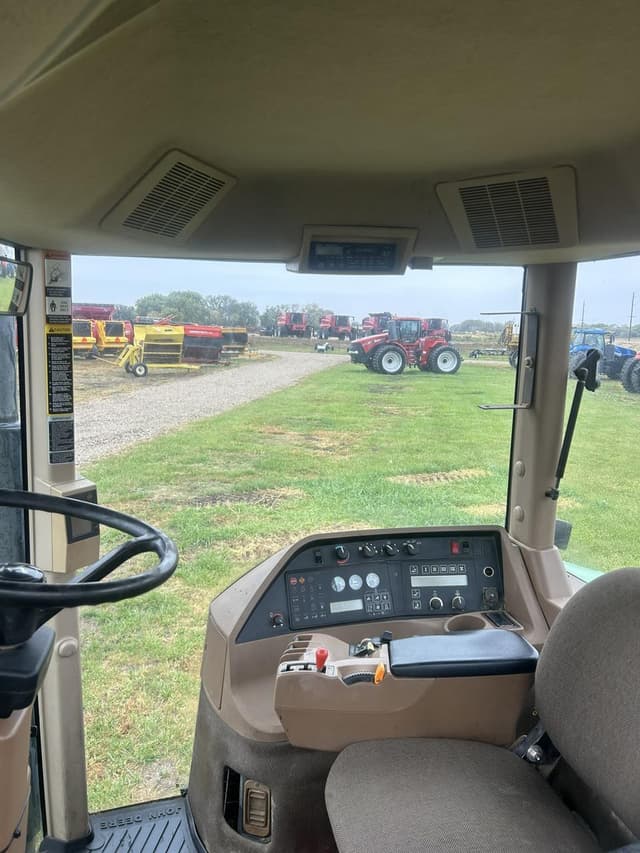 Image of John Deere 8400 equipment image 4