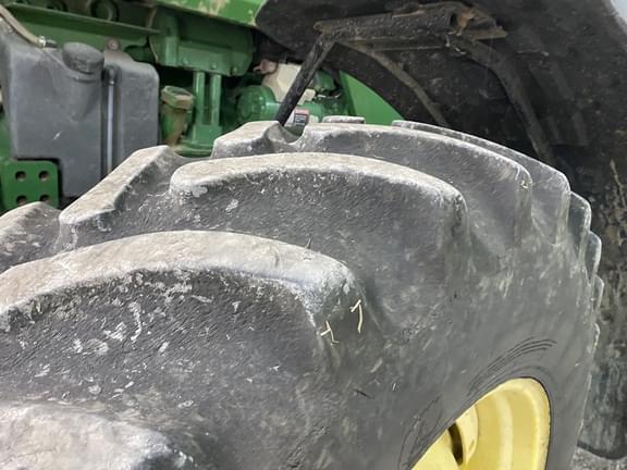 Image of John Deere 8400 equipment image 1