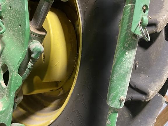 Image of John Deere 8400 equipment image 4