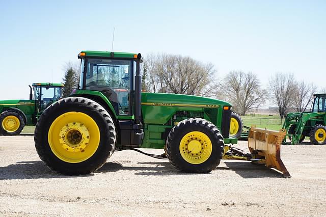 Image of John Deere 8400 equipment image 3