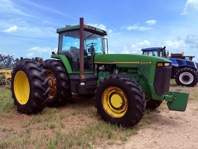 Image of John Deere 8400 equipment image 1