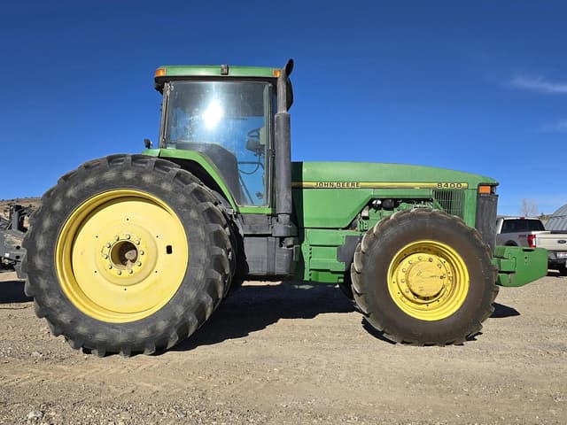 Image of John Deere 8400 equipment image 1