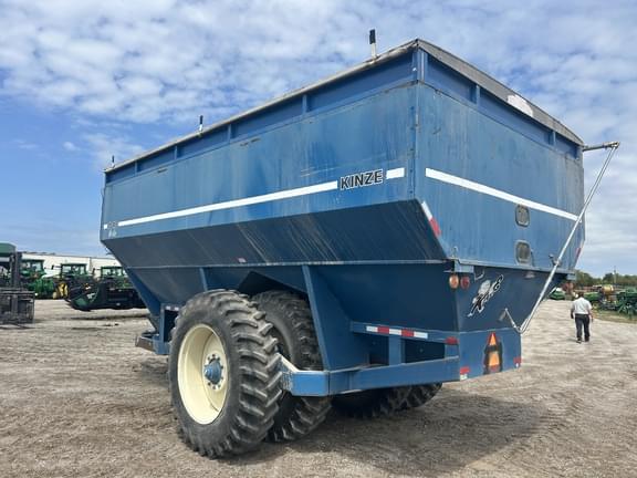 Image of Kinze 1040 equipment image 4