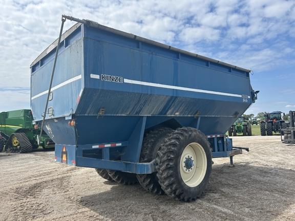 Image of Kinze 1040 equipment image 2
