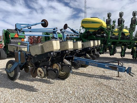 Image of Kinze 2200 equipment image 1