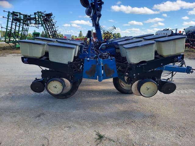 Image of Kinze 2200 equipment image 3