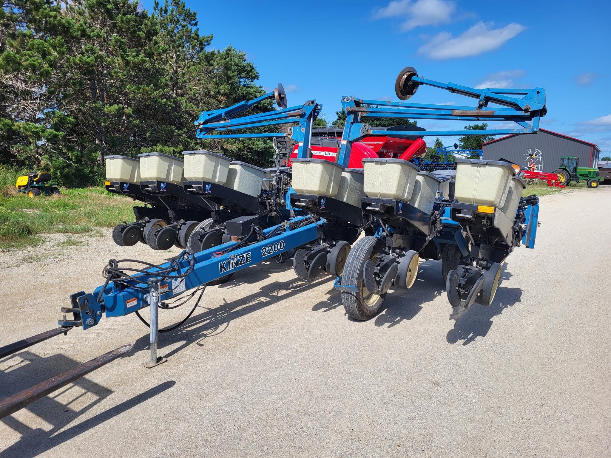 1996 Kinze 2200 Equipment Image0