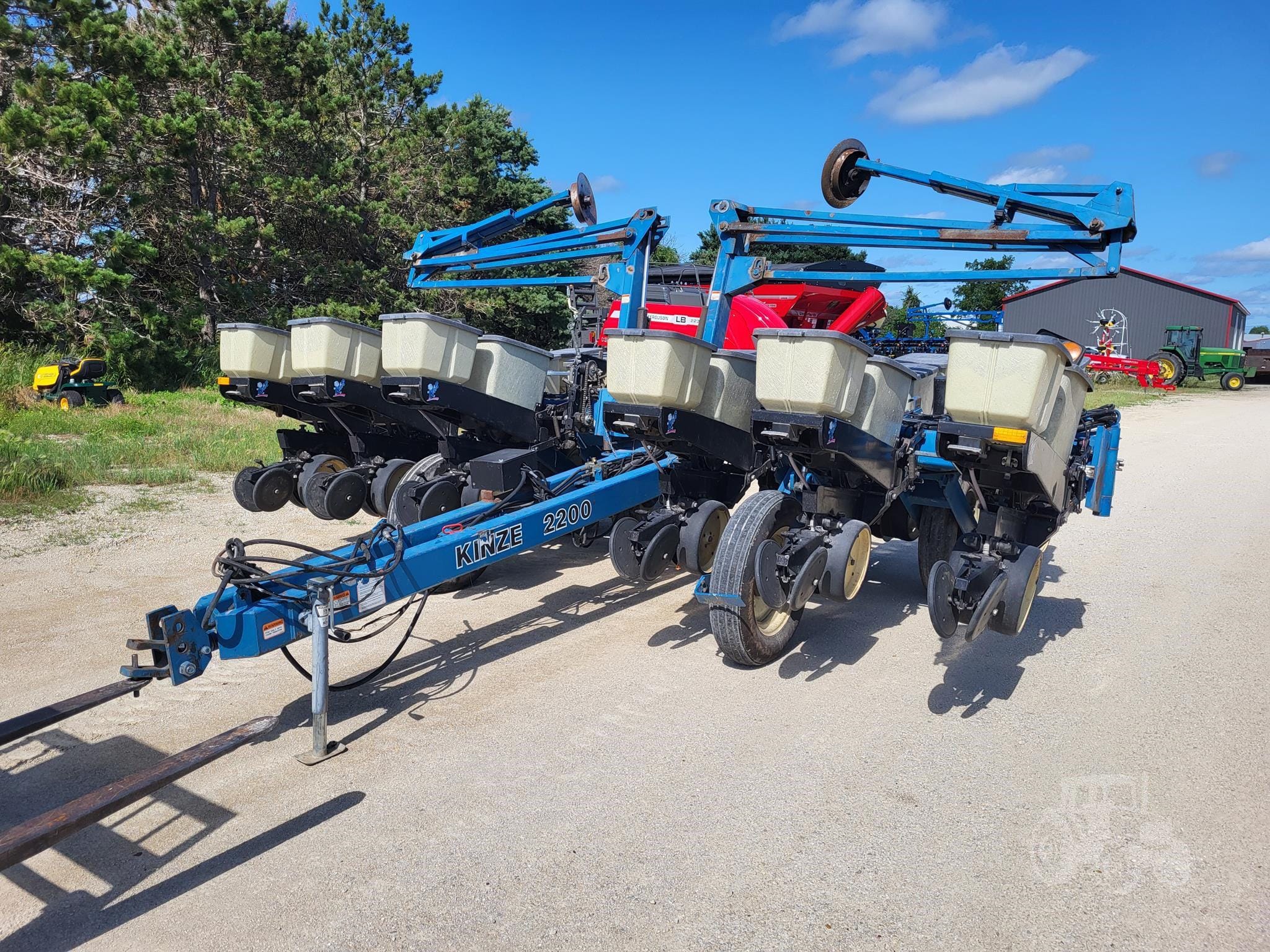 1996 Kinze 2200 Equipment Image0