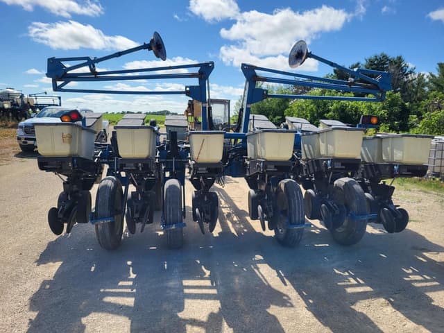 Image of Kinze 2200 equipment image 2