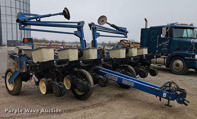 Image of Kinze 2200 equipment image 2