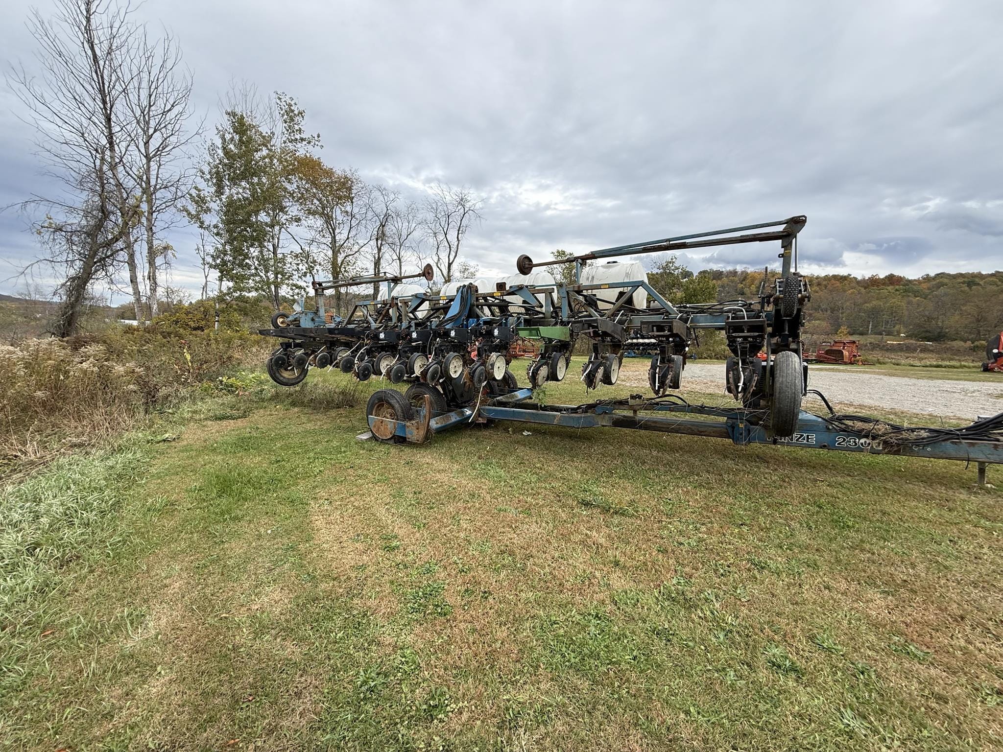 1996 Kinze 2300 Equipment Image0