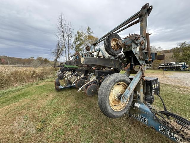 Image of Kinze 2300 equipment image 2