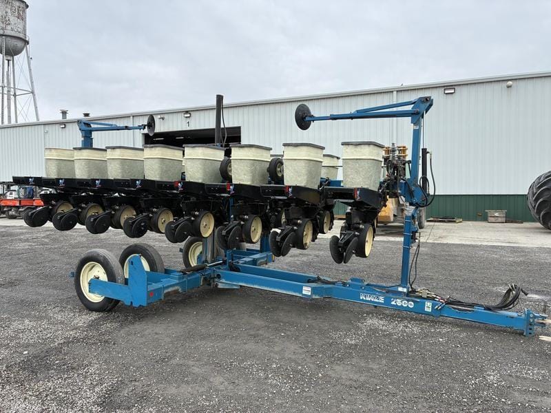 1996 Kinze 2500 Equipment Image0