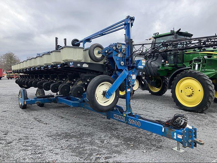 1996 Kinze 2600 Equipment Image0