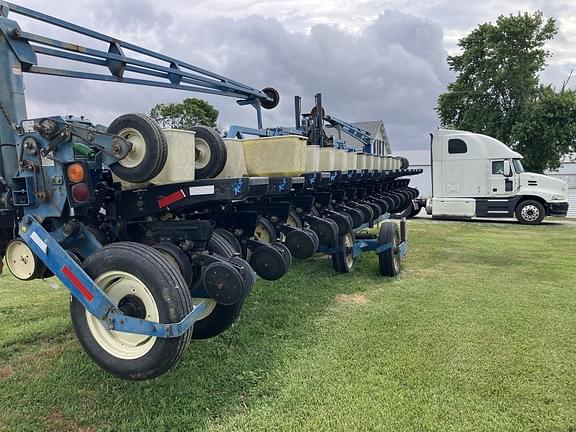 Image of Kinze 2600 equipment image 2