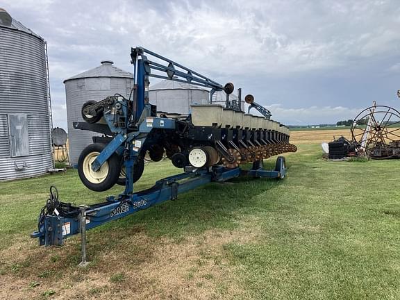 Image of Kinze 2600 equipment image 4