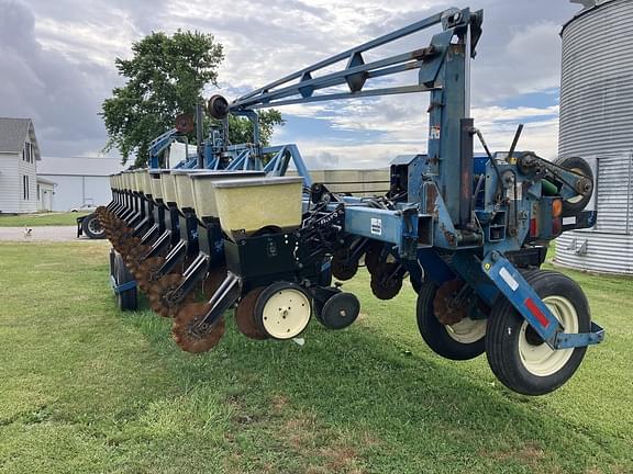 Image of Kinze 2600 equipment image 2