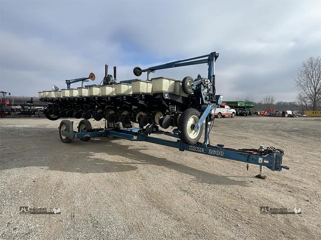 Image of Kinze 2600 equipment image 3