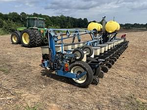 1996 Kinze 2600 Image